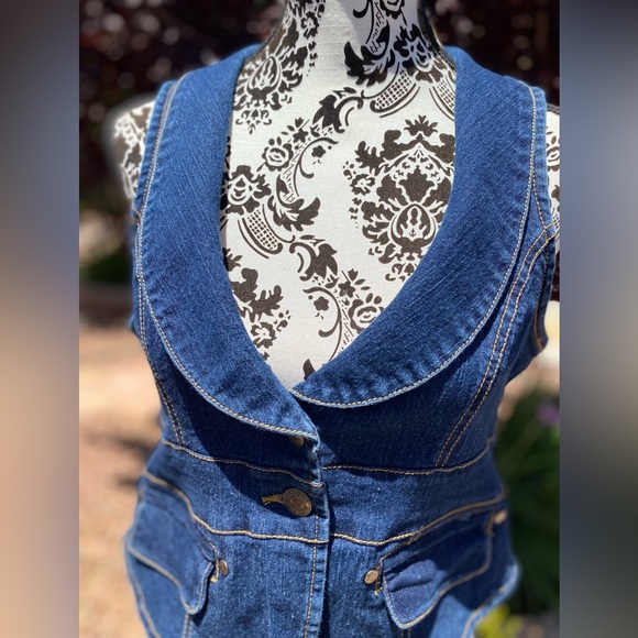 Y2K vest Size L. Measures medium. - Picture 2 of 8